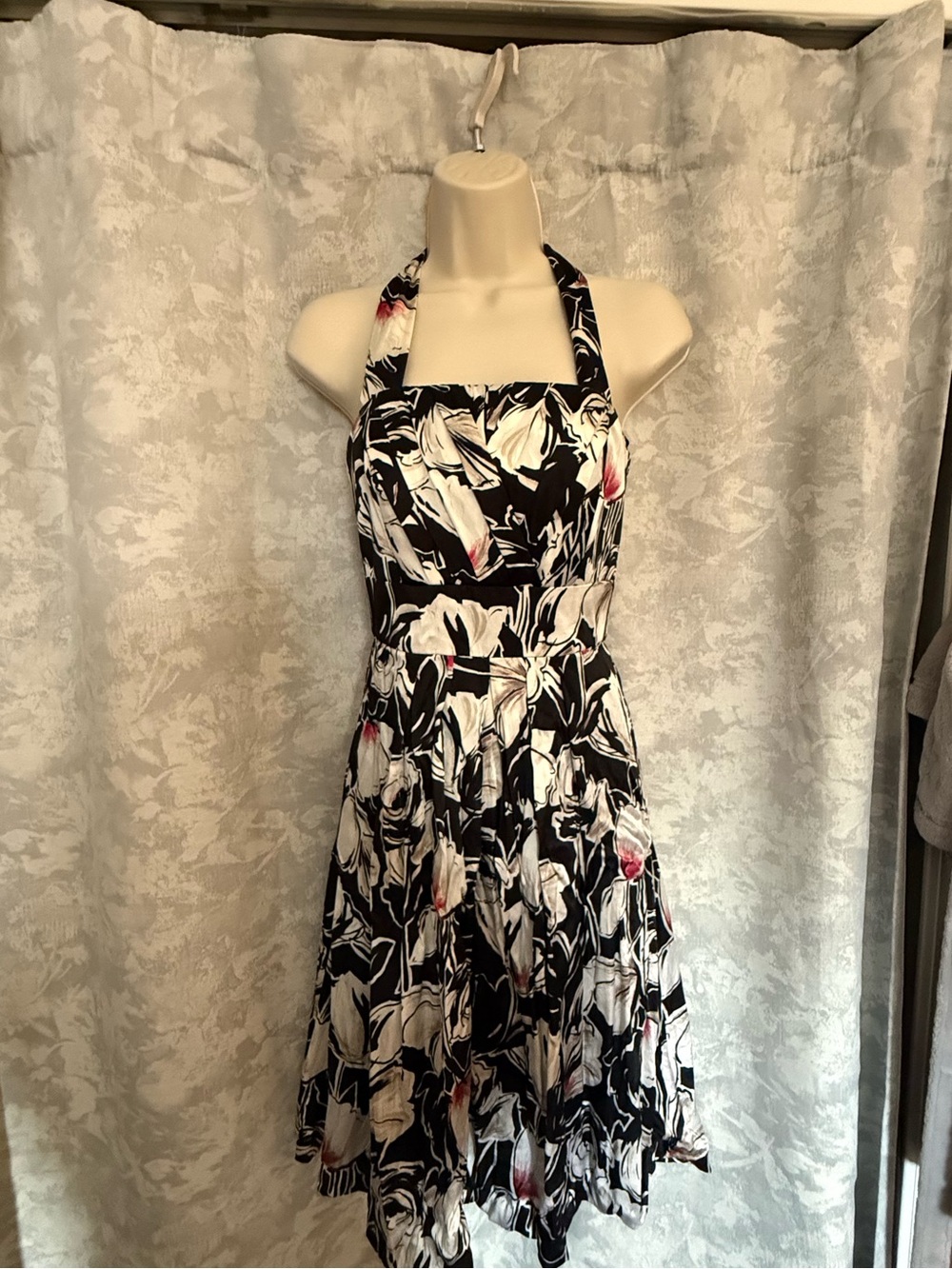 White House Black market 100% silk floral Halter Dress size 00